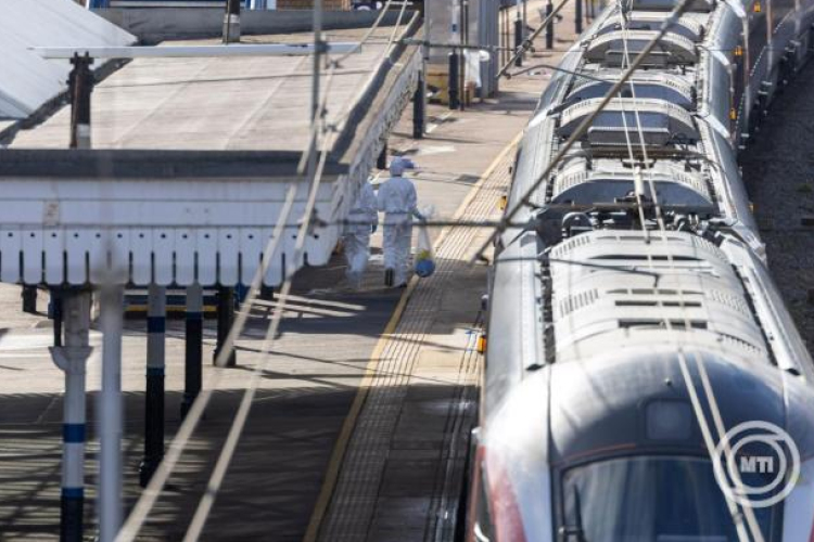 Rendőrség: nem terrorcselekmény az angliai vonaton elkövetett késeléses támadás