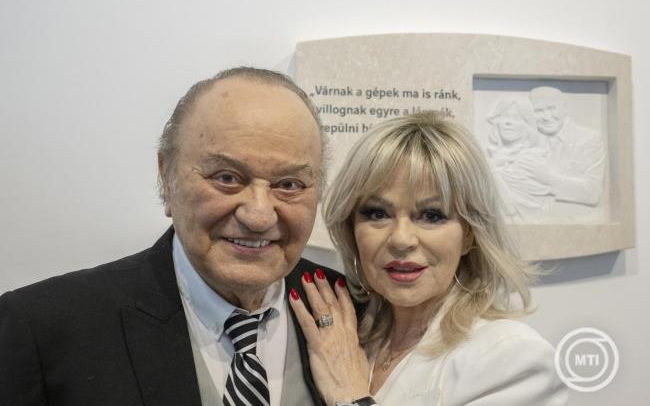 Korda Györgyöt és Balázs Klárit ábrázoló domborművet avattak fel a budapesti repülőtéren